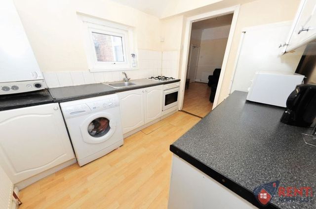  Image of 3 bedroom Flat to rent in Wolseley Gardens Newcastle upon Tyne NE2 at Wolseley Gardens Jesmond Heaton, NE2 1HR
