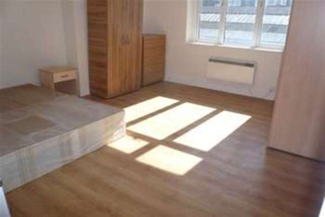  Image of 1 bedroom Flat to rent in Woodberry Grove London N4 at London, N4 1SN