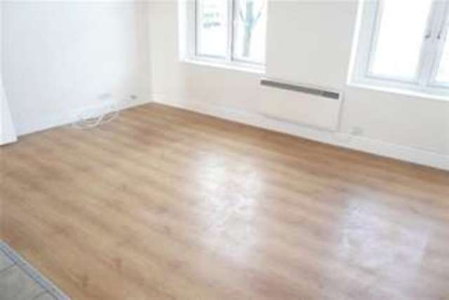 Image of 1 bedroom Flat to rent in Woodberry Grove London N4 at London, N4 1SN