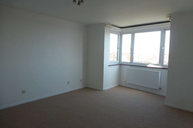 Image of 2 bedroom Flat to rent in Craneswater Park Southsea PO4 at Craneswater Park  Southsea, PO4 0NX