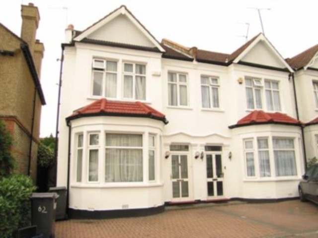  Image of 4 bedroom Semi-Detached house to rent in Ashurst Road London N12 at Ashurst Road North Finchley London, N12 9AU