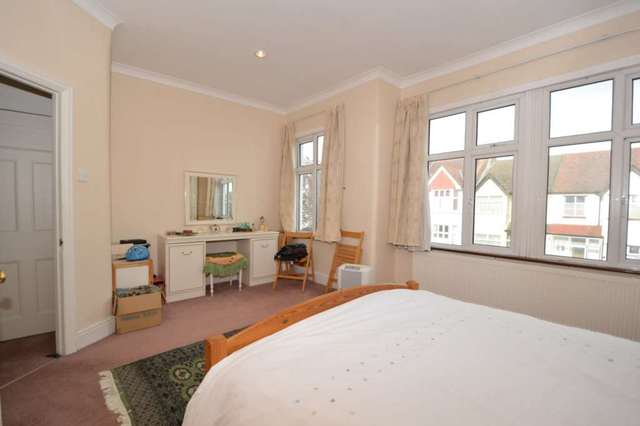  Image of 4 bedroom Semi-Detached house to rent in Ashurst Road London N12 at Ashurst Road North Finchley London, N12 9AU
