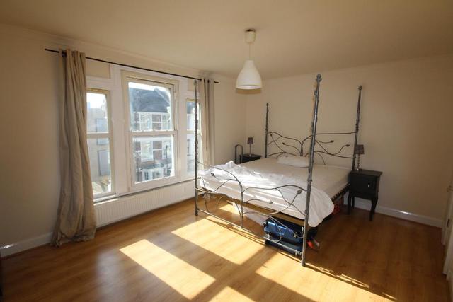  Image of 4 bedroom Flat to rent in Avenell Road London N5 at Highbury  London, N5 1DN