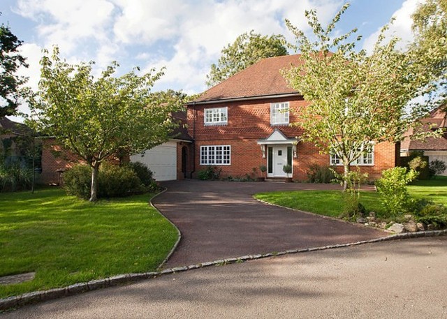  Image of 5 bedroom Detached house to rent in Bramblewood Merstham Redhill RH1 at Merstham  Redhill, RH1 3DW