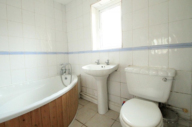  Image of 1 bedroom Flat to rent in Brookfield Avenue Sutton SM1 at Sutton, SM1 3QL
