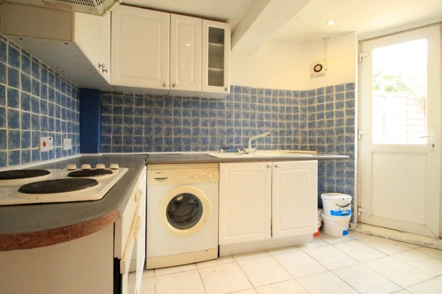  Image of 1 bedroom Flat to rent in Brookfield Avenue Sutton SM1 at Sutton, SM1 3QL