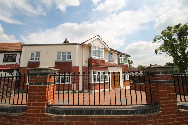  Image of 1 bedroom Flat to rent in Brookfield Avenue Sutton SM1 at Sutton, SM1 3QL