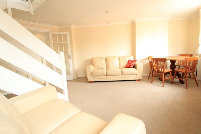  Image of 1 bedroom Flat to rent in Brookfield Avenue Sutton SM1 at Sutton, SM1 3QL