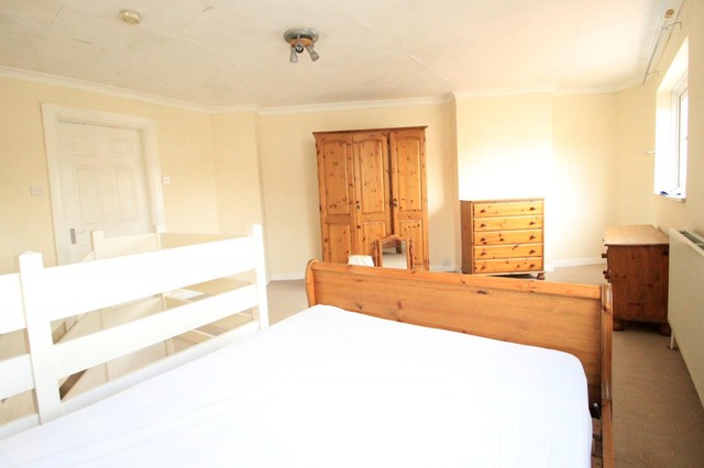 Image of 1 bedroom Flat to rent in Brookfield Avenue Sutton SM1 at Sutton, SM1 3QL