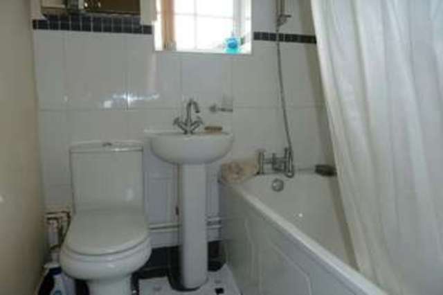  Image of 3 bedroom Terraced house for sale in Callington Road Reading RG2 at Callington Road  Reading, RG2 7QG