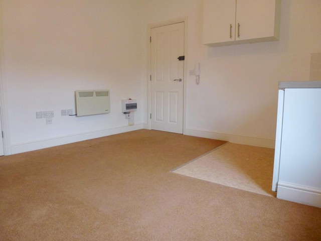  Image of Flat to rent in Cambridge Road Eastbourne BN22 at Eastbourne, BN22 7BS