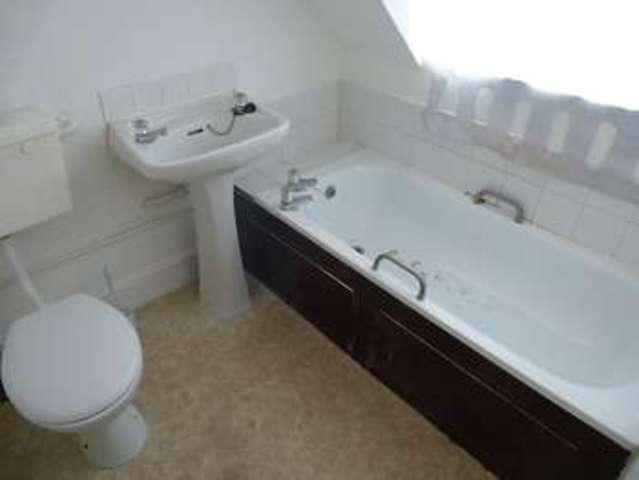  Image of Flat to rent in Cantelupe Road Bexhill-on-Sea TN40 at Bexhill On Sea, TN40 1NA