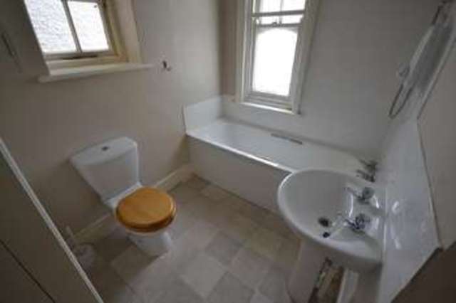  Image of 1 bedroom Flat to rent in Cantelupe Road Bexhill-on-Sea TN40 at Bexhill On Sea, TN40 1JG