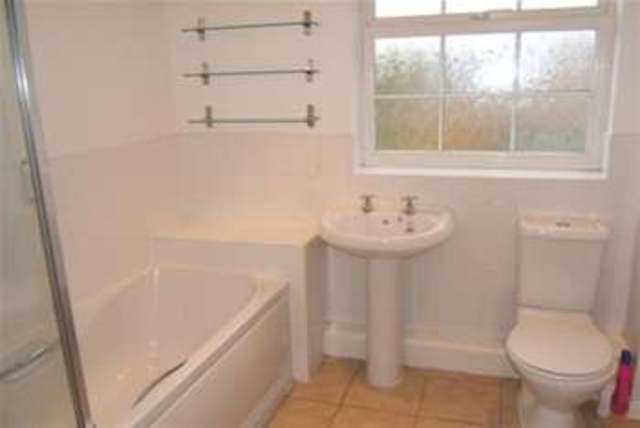  Image of 2 bedroom Flat to rent in Chaloner Grove Wakefield WF1 at Wakefield, WF1 4SU