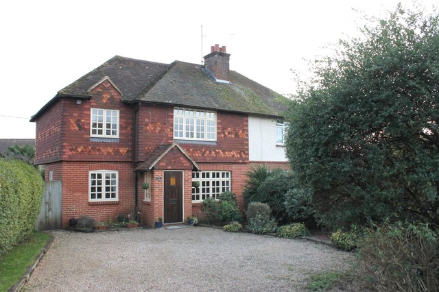  Image of 4 bedroom Detached house to rent in Newbridge Road East Billingshurst RH14 at Newbridge Road  Billingshurst, RH14 9LP