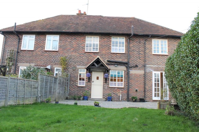  Image of 4 bedroom Detached house to rent in Newbridge Road East Billingshurst RH14 at Newbridge Road  Billingshurst, RH14 9LP