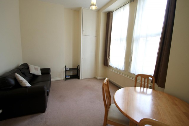  Image of 1 bedroom Flat to rent in Cedar Road Sutton SM2 at Sutton, SM2 5DG