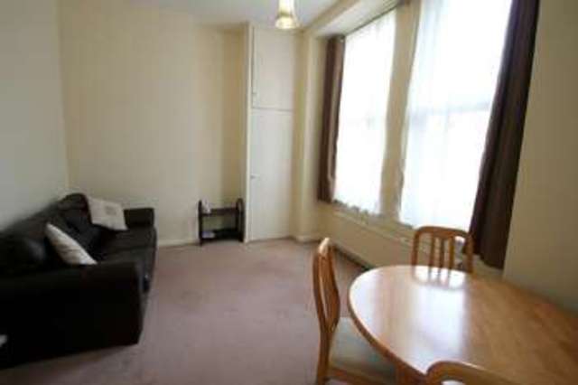  Image of 1 bedroom Flat to rent in Cedar Road Sutton SM2 at Sutton, SM2 5DG