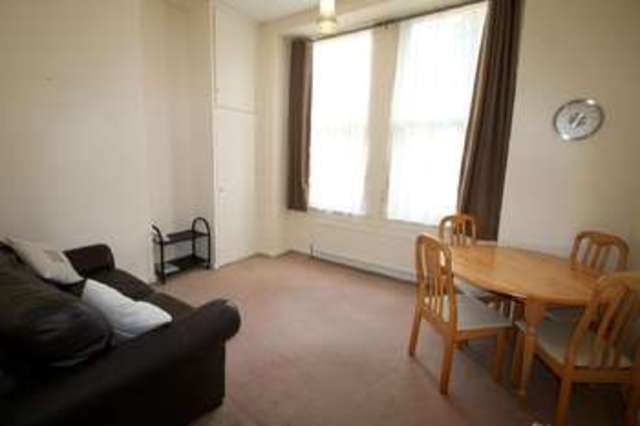  Image of 1 bedroom Flat to rent in Cedar Road Sutton SM2 at Sutton, SM2 5DG