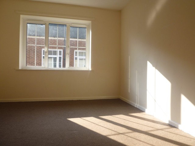  Image of 1 bedroom Flat to rent in Millbrook Road East Southampton SO15 at Charlecote House 16 Millbrook Road East Southampton, SO15 1HH