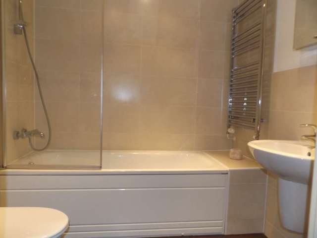  Image of 3 bedroom Penthouse to rent in Clovelly Place Greenhithe DA9 at Clarinda House  Greenhithe, DA9 9FB