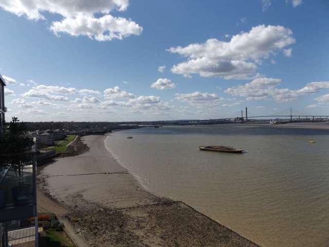  Image of 3 bedroom Penthouse to rent in Clovelly Place Greenhithe DA9 at Clarinda House  Greenhithe, DA9 9FB