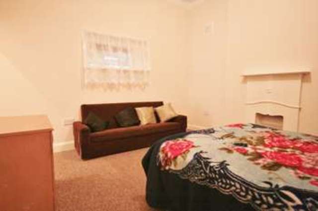  Image of 1 bedroom Flat to rent in Clifton Road Kingston upon Thames KT2 at Kingston Norbiton, KT2 6PW