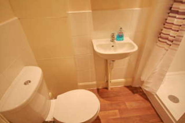  Image of 1 bedroom Flat to rent in Clifton Road Kingston upon Thames KT2 at Kingston Norbiton, KT2 6PW