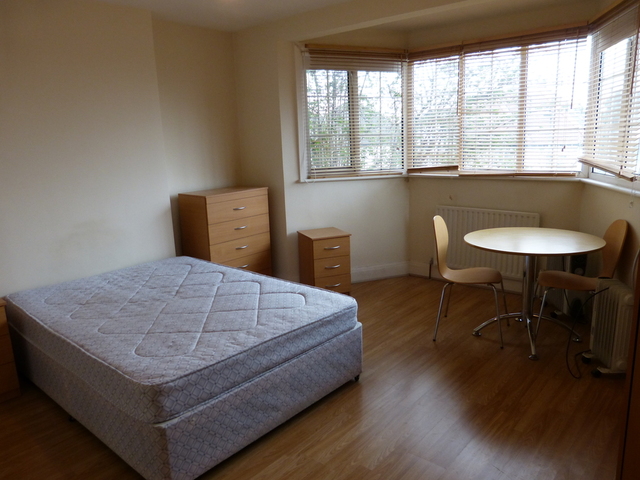  Image of Flat to rent in Colindeep Gardens London NW4 at HENDON CENTRAL  Hendon, NW4 4RU