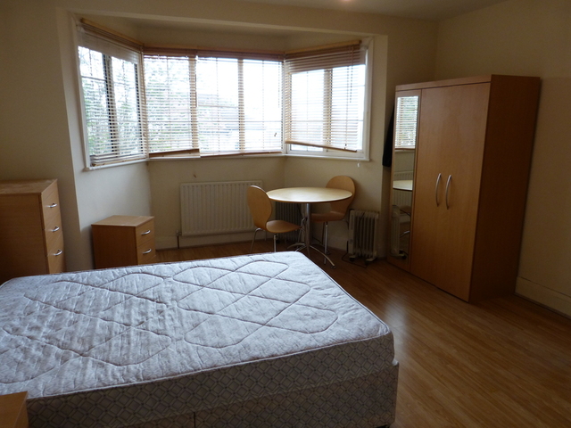  Image of Flat to rent in Colindeep Gardens London NW4 at HENDON CENTRAL  Hendon, NW4 4RU