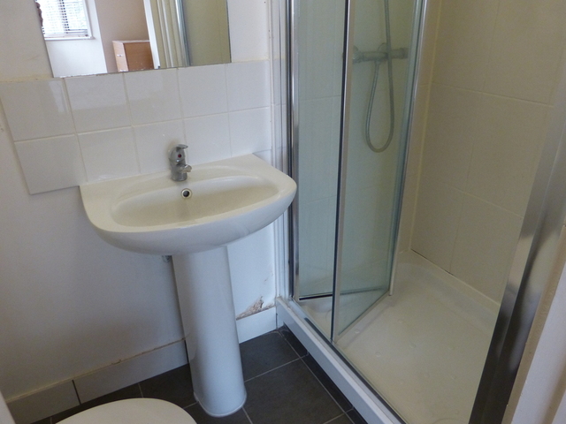  Image of Flat to rent in Colindeep Gardens London NW4 at HENDON CENTRAL  Hendon, NW4 4RU