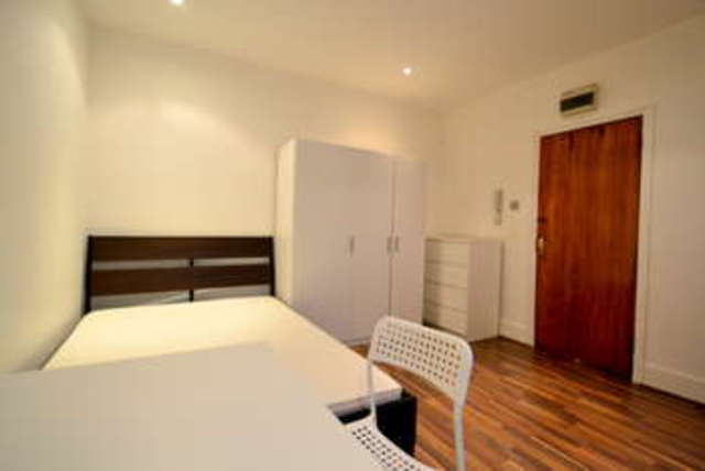  Image of Flat to rent in Commercial Road London E1 at Aldgate east  Aldgate, E1 1RD