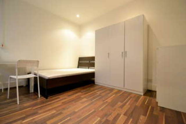  Image of Flat to rent in Commercial Road London E1 at Aldgate east  Aldgate, E1 1RD