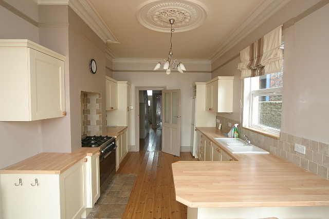  Image of 4 bedroom Detached house to rent in Copnor Road Portsmouth PO3 at Copnor  Portsmouth, PO3 5DA