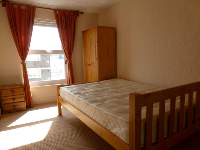  Image of 2 bedroom Flat to rent in Cottage Grove Southsea PO5 at Southsea, PO5 1EH