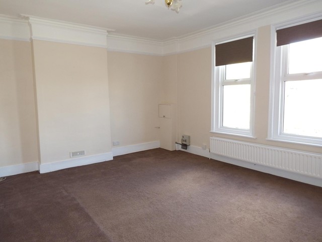  Image of 2 bedroom Flat to rent in Cove Road Farnborough GU14 at Cove  Farnborough, GU14 0EH