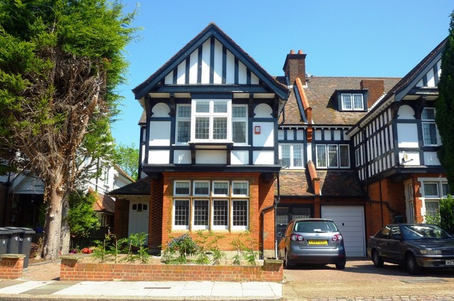  Image of 1 bedroom Flat to rent in Cranes Drive Surbiton KT5 at Surbiton, KT5 8AJ