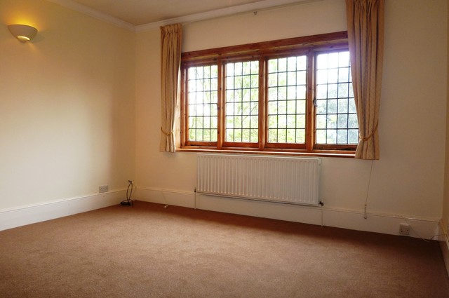  Image of 1 bedroom Flat to rent in Cranes Drive Surbiton KT5 at Surbiton, KT5 8AJ