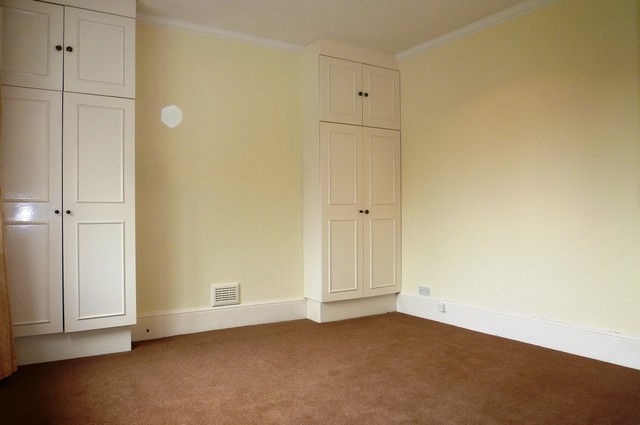  Image of 1 bedroom Flat to rent in Cranes Drive Surbiton KT5 at Surbiton, KT5 8AJ