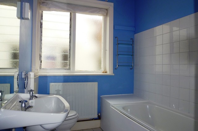  Image of 1 bedroom Flat to rent in Cranes Drive Surbiton KT5 at Surbiton, KT5 8AJ