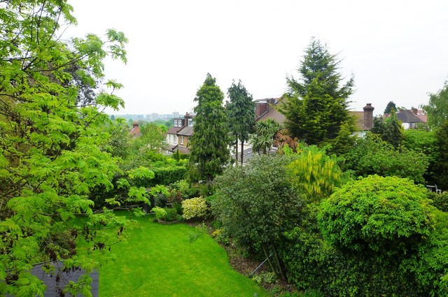  Image of 1 bedroom Flat to rent in Cranes Drive Surbiton KT5 at Surbiton, KT5 8AJ
