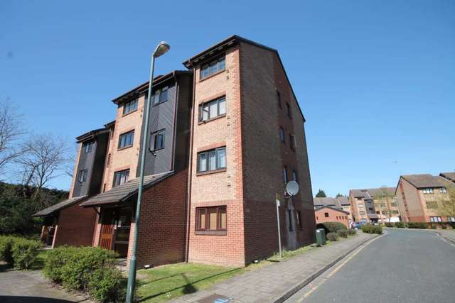  Image of 2 bedroom Apartment to rent in Cricketers Close Erith DA8 at Cricketers Close  Erith, DA8 1TU