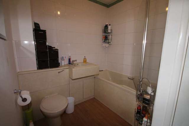  Image of 2 bedroom Apartment to rent in Cricketers Close Erith DA8 at Cricketers Close  Erith, DA8 1TU