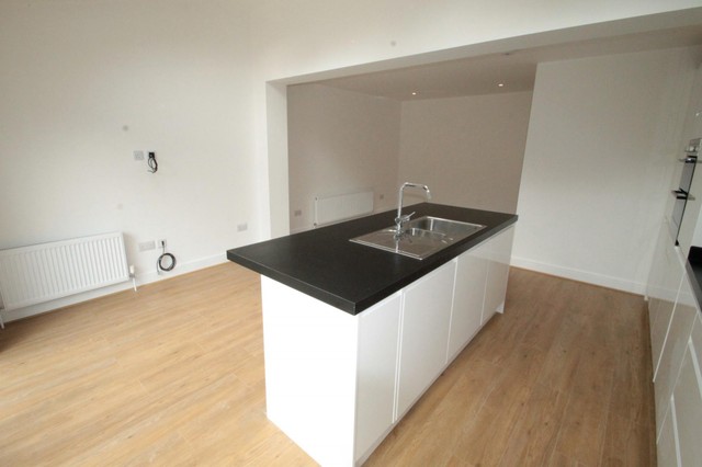  Image of 3 bedroom Detached house to rent in Cumnor Road Sutton SM2 at Sutton, SM2 5DW