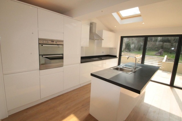  Image of 3 bedroom Detached house to rent in Cumnor Road Sutton SM2 at Sutton, SM2 5DW