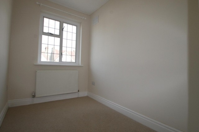  Image of 3 bedroom Detached house to rent in Cumnor Road Sutton SM2 at Sutton, SM2 5DW