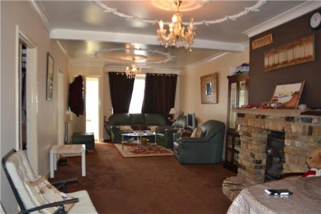 Image of 2 bedroom Detached house to rent in Rainham Road South Dagenham RM10 at Essex, RM10 8YU