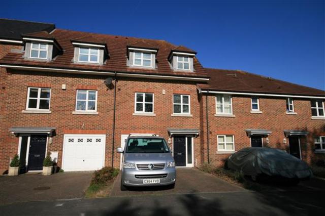  Image of 3 bedroom Town House to rent in Deanfield Close Hamble Southampton SO31 at Hamble-le-Rice, SO31 4JJ