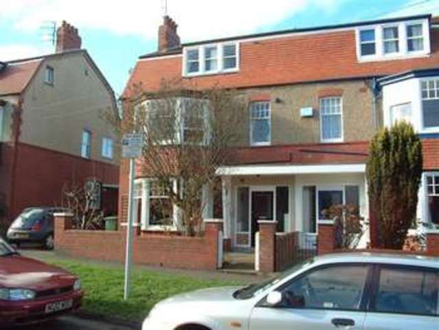 Image of 2 bedroom Flat to rent in Devonshire Drive Scarborough YO12 at Falsgrave, YO12 7NH
