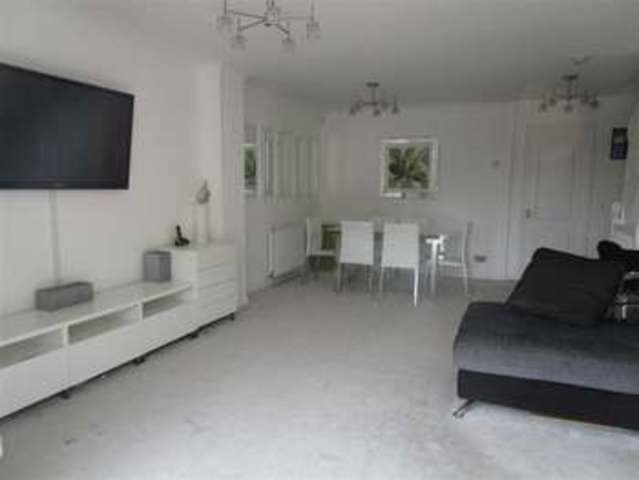  Image of 4 bedroom Property for sale in Earls Lane Slough SL1 at Earls Lane Cippenham Cippenham, SL1 5TD